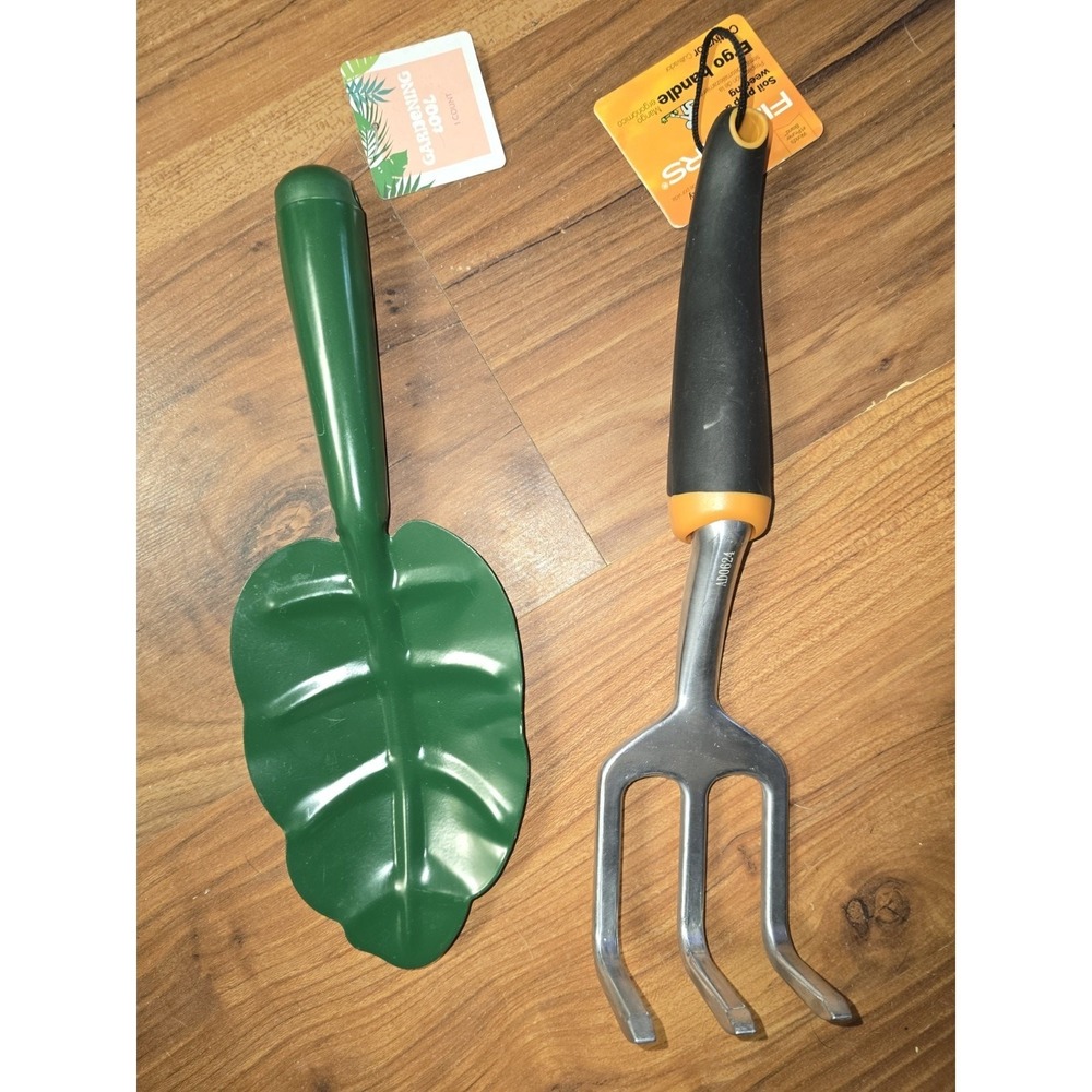 Fiskars 12-inch Cultivator Garden Tool and Leaf Shaped Hand Trowel Set NEW